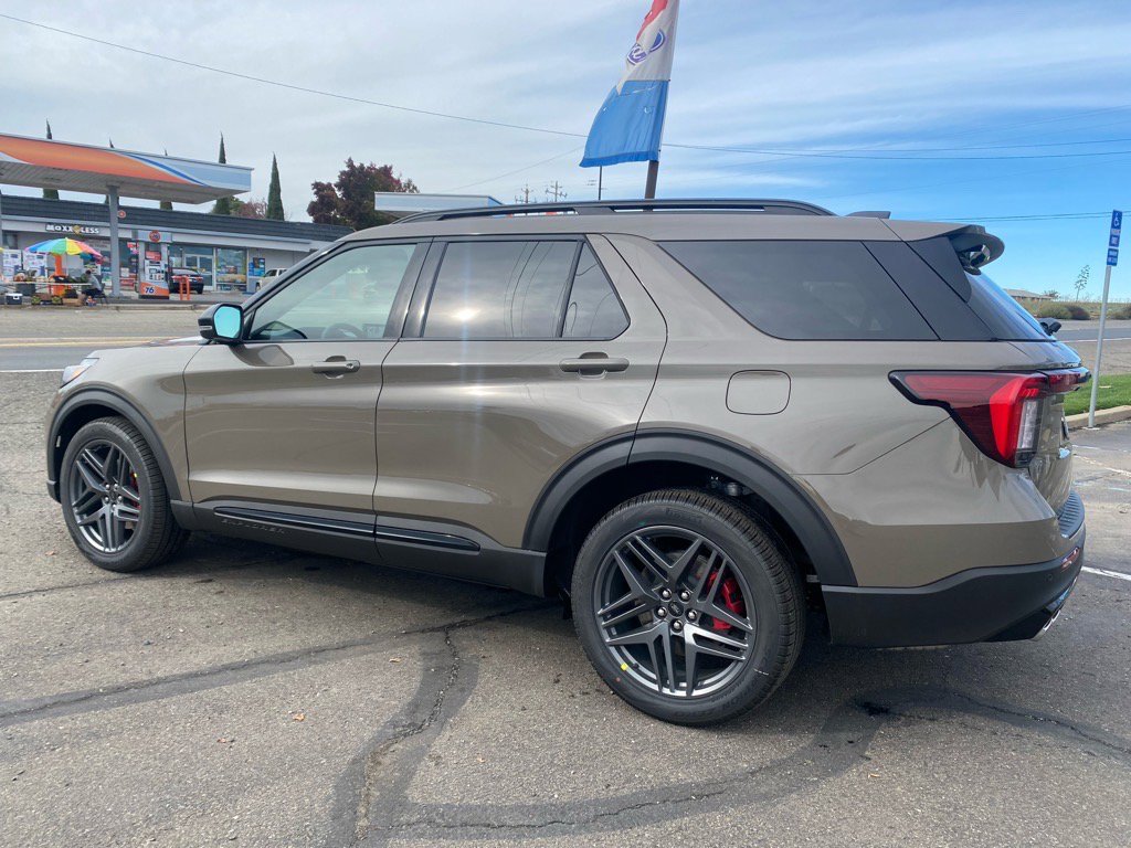 2026 Ford Explorer ST photo 3