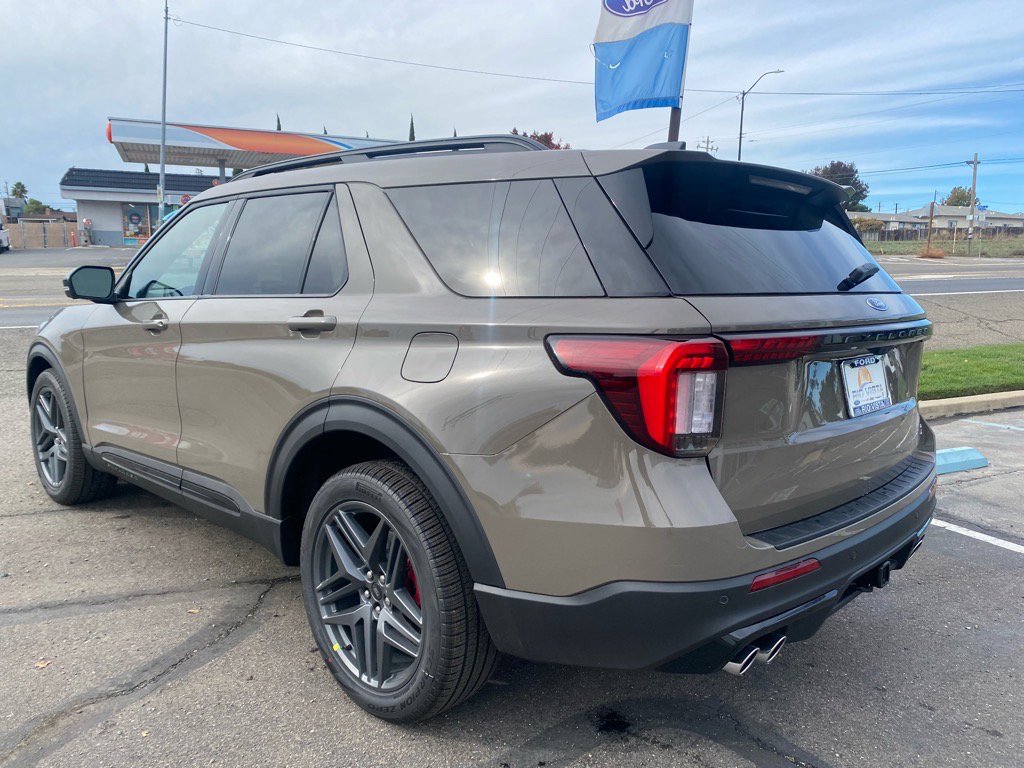 2026 Ford Explorer ST photo 4