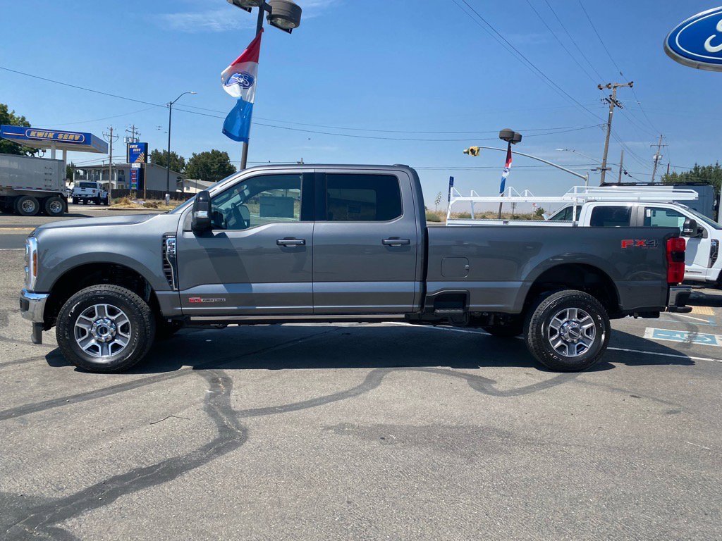 2025 Ford F-350 Lariat photo 3