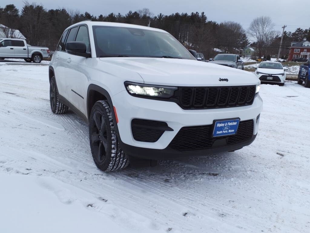 2023 Jeep Grand Cherokee Altitude photo 3