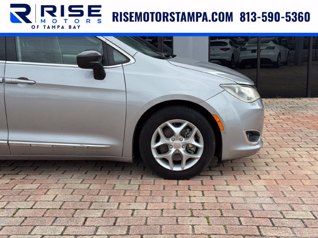 Used 2017 Chrysler Pacifica Touring L Plus Minivan/Van
