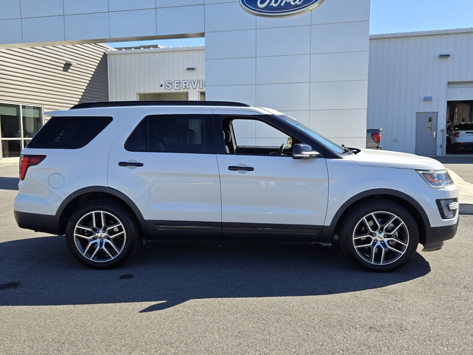 2017 Ford Explorer Sport photo 2