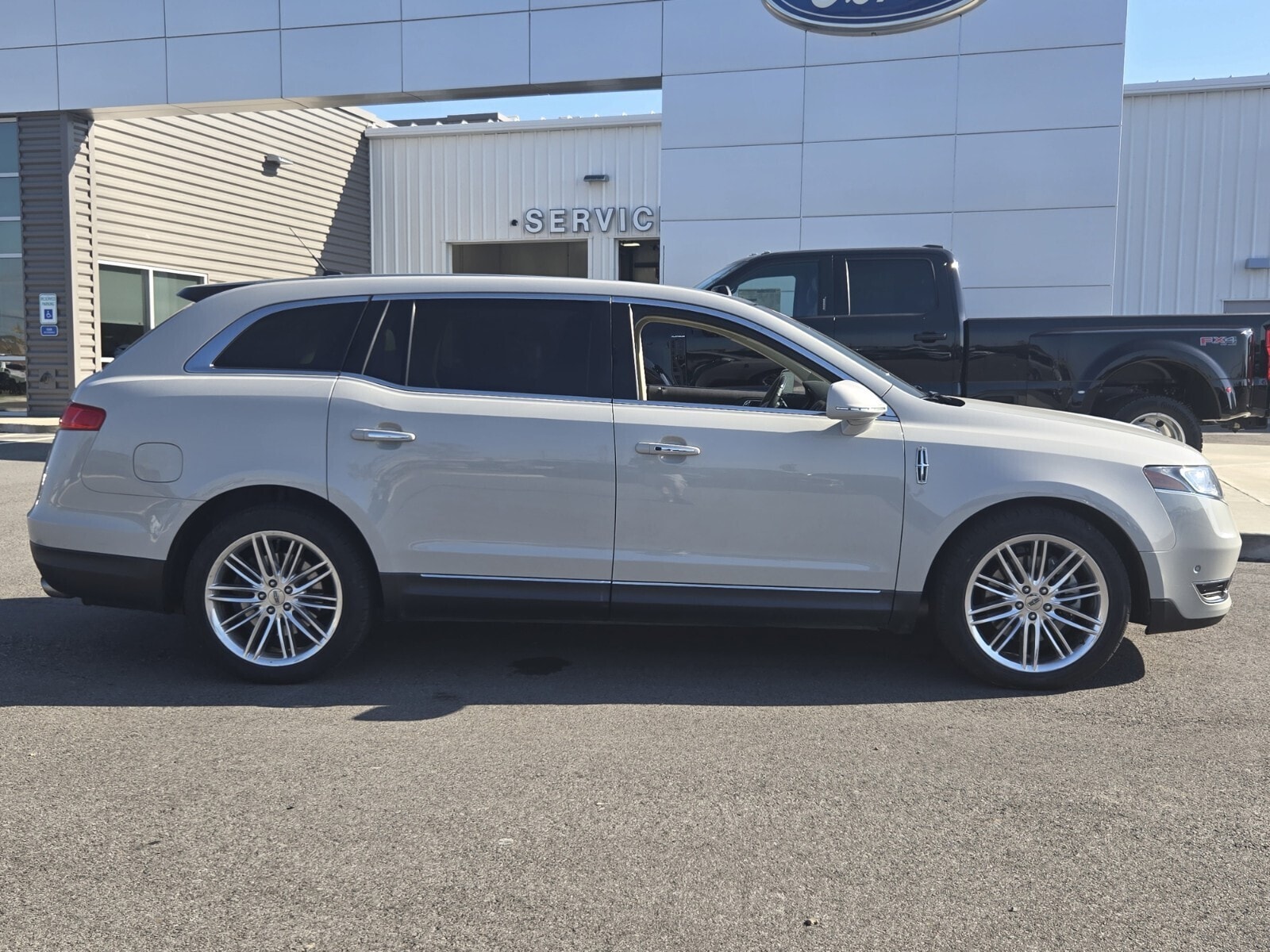 Used 2019 Lincoln MKT Reserve with VIN 2LMHJ5ATXKBL02869 for sale in Searcy, AR