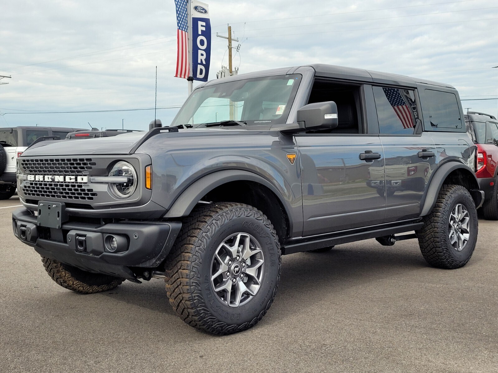 2025 Ford Bronco Badlands photo 2