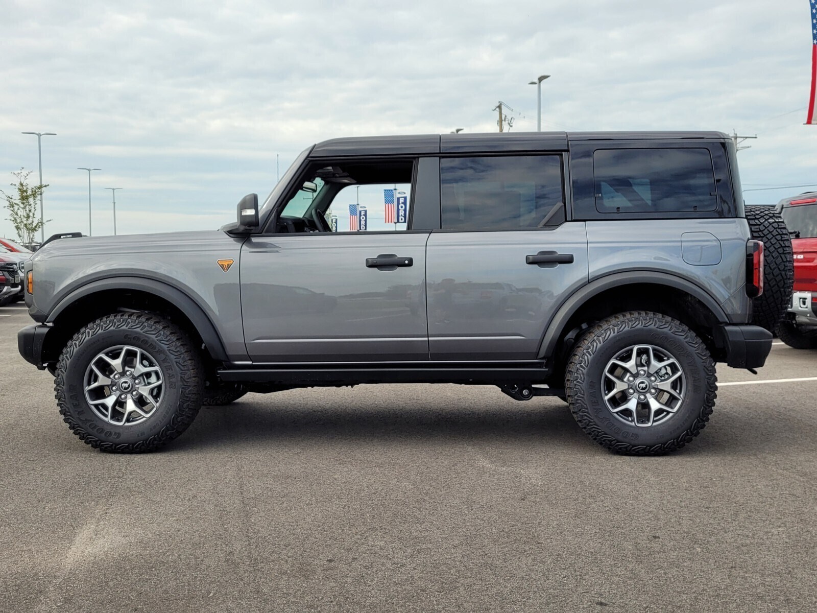 2025 Ford Bronco Badlands photo 3