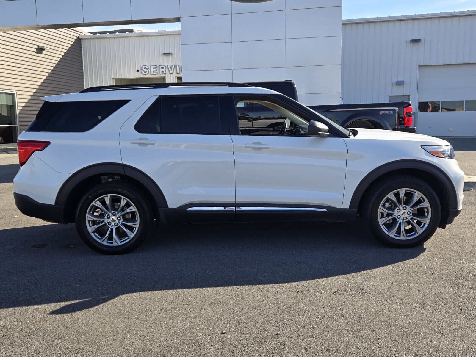 2022 Ford Explorer XLT Sport photo 2