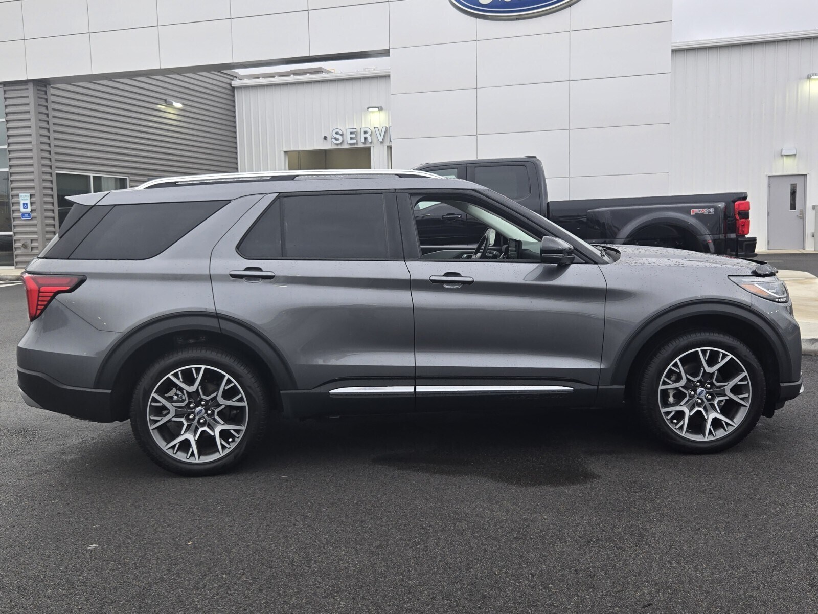 2025 Ford Explorer Platinum photo 3