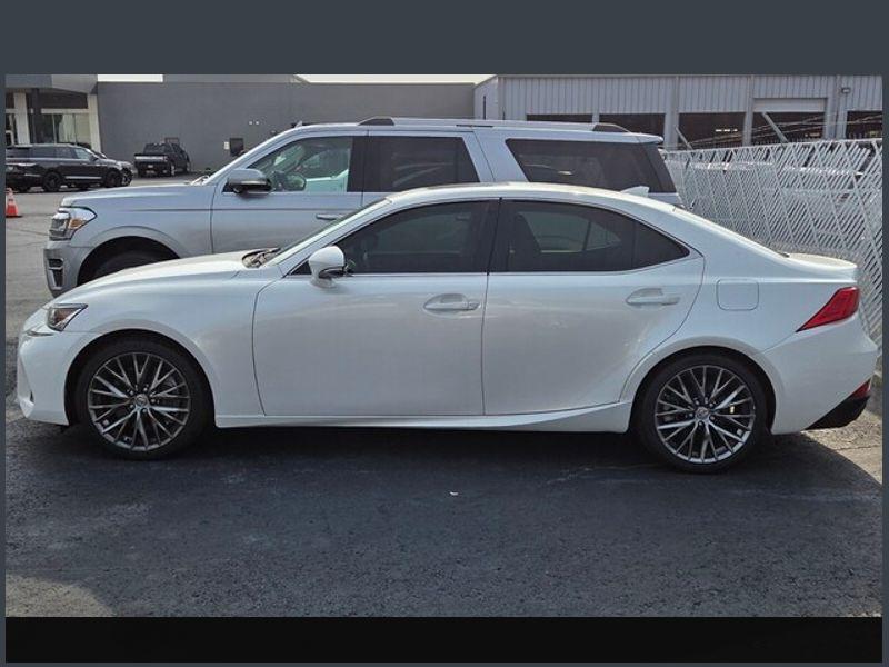 2017 Lexus IS 200t photo 4