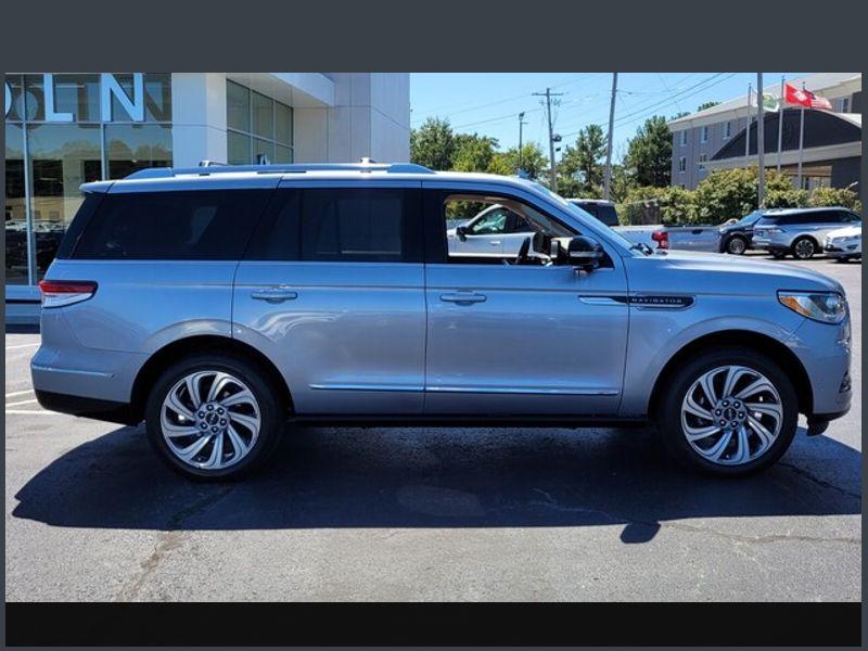 2023 Lincoln Navigator Reserve photo 2