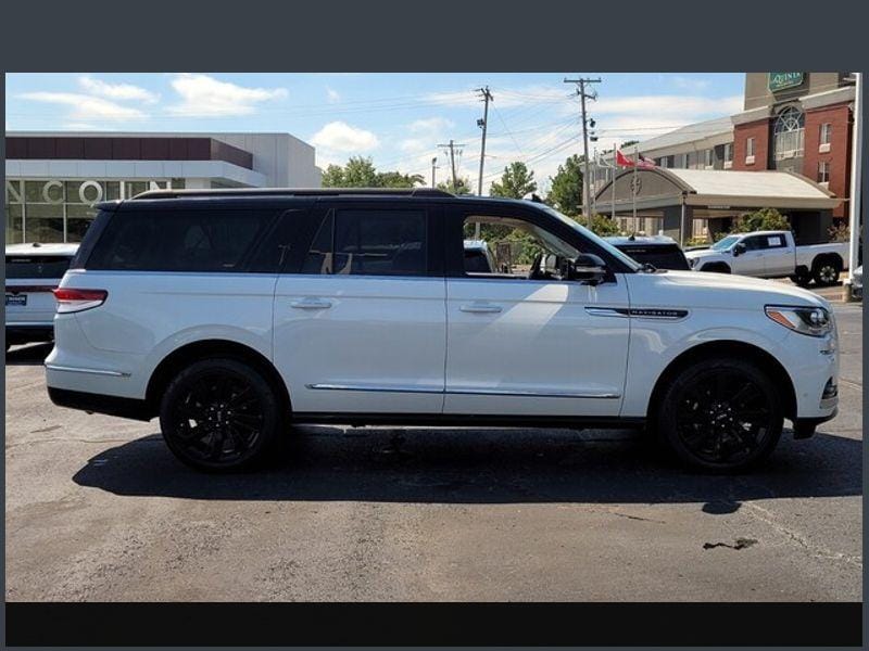 2024 Lincoln Navigator Black Label photo 2