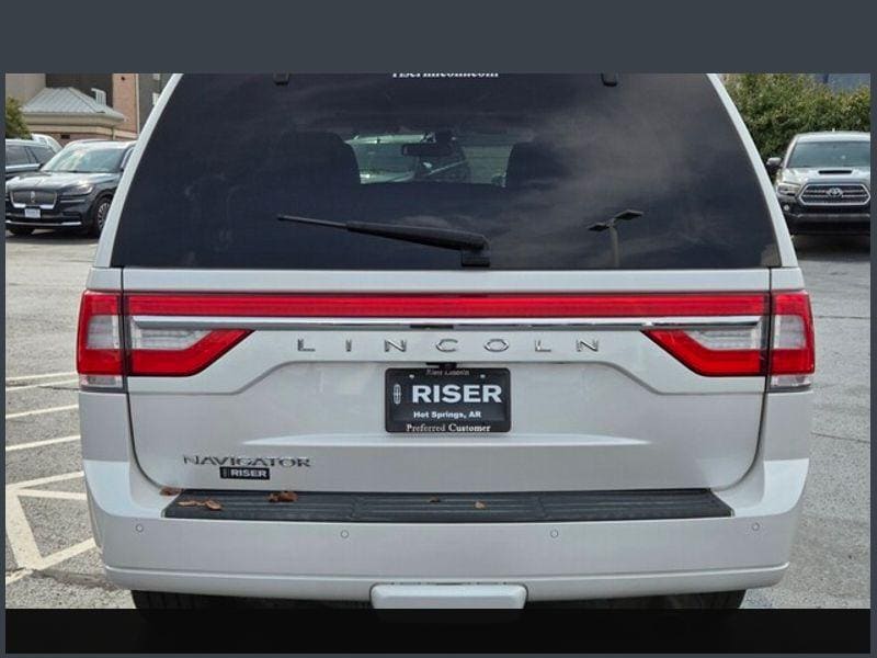 2017 Lincoln Navigator Select photo 3