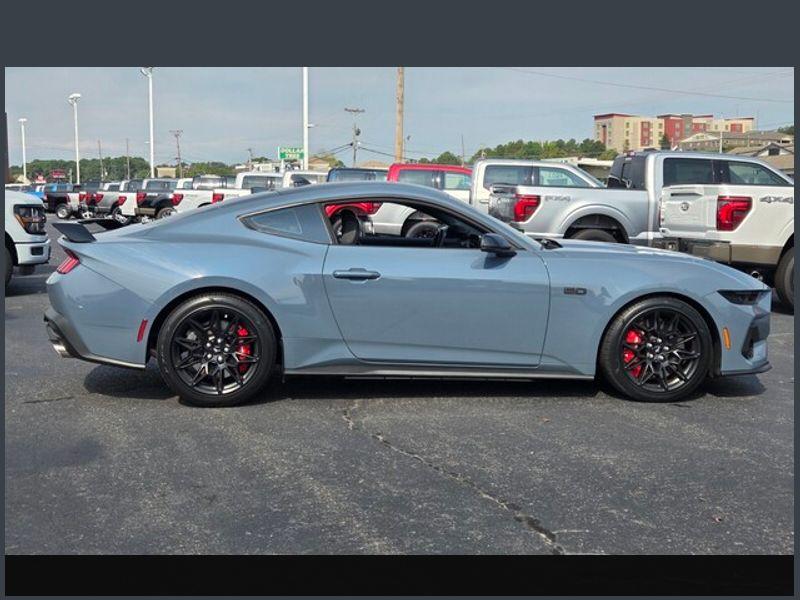 2025 Ford Mustang GT Premium photo 2