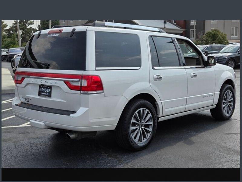 2017 Lincoln Navigator Select photo 2