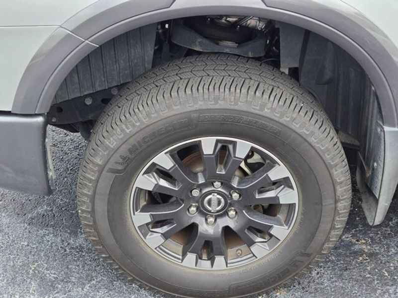 2019 Nissan Titan PRO-4X Crew Cab photo 3