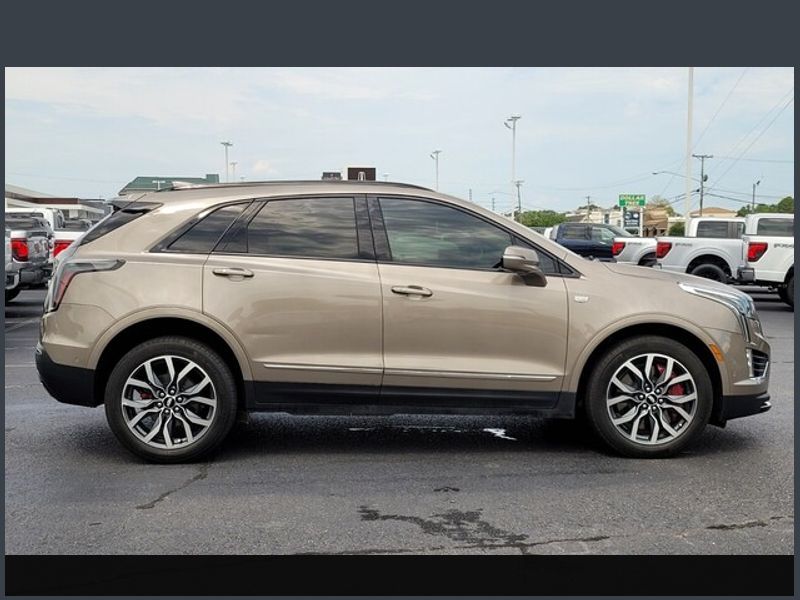 2023 Cadillac XT5 Sport photo 2