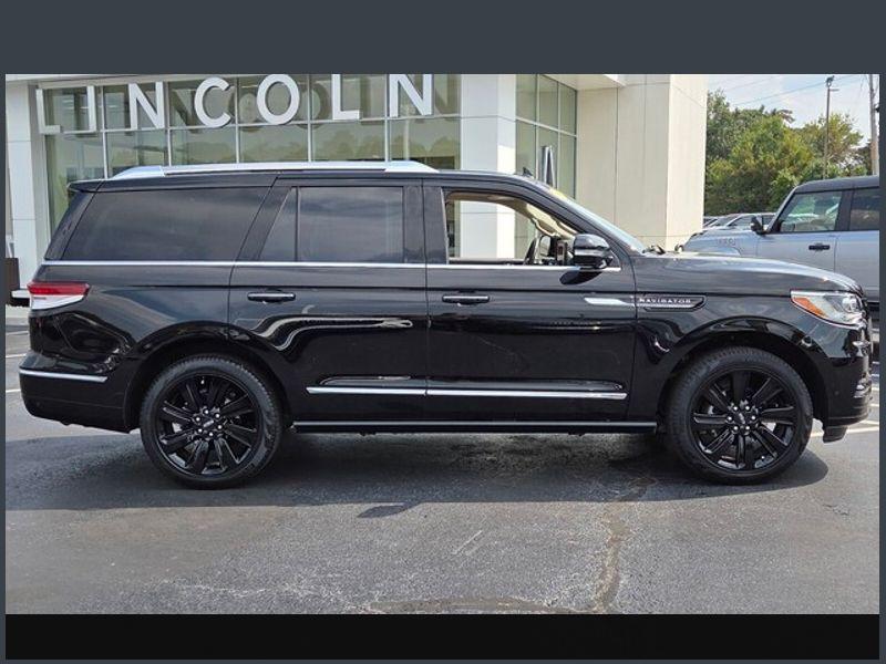2024 Lincoln Navigator Reserve photo 2