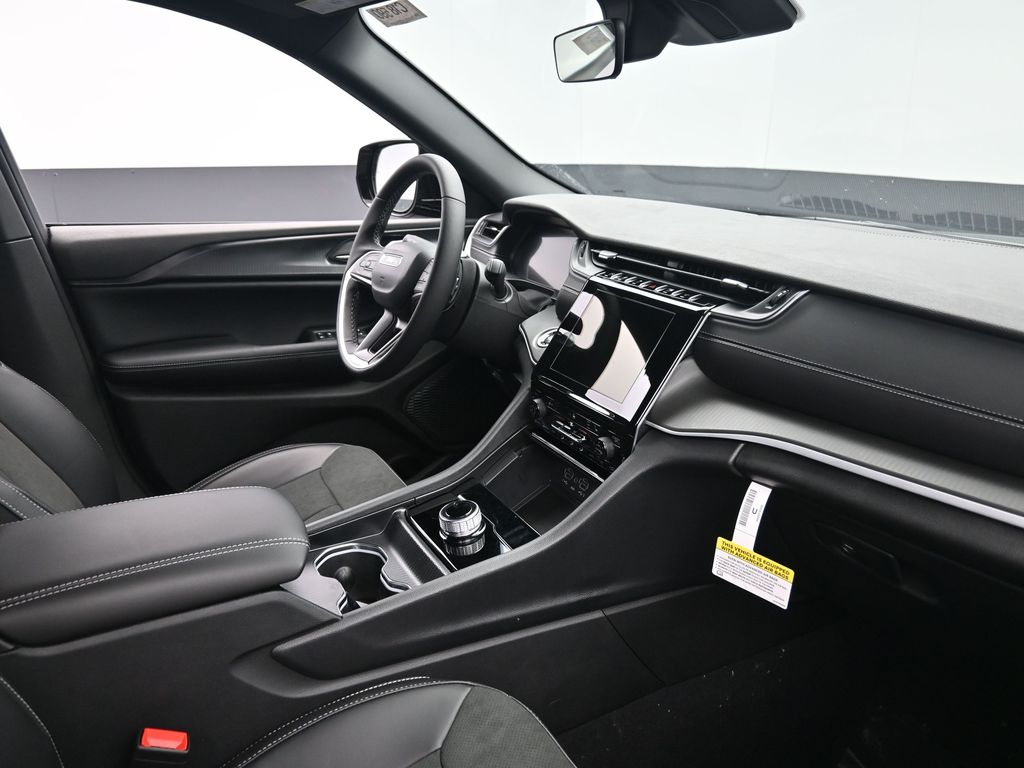 2025 Jeep Grand Cherokee Altitude photo 4