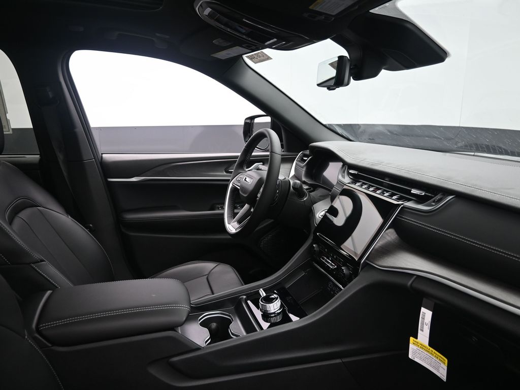 2025 Jeep Grand Cherokee Limited photo 4