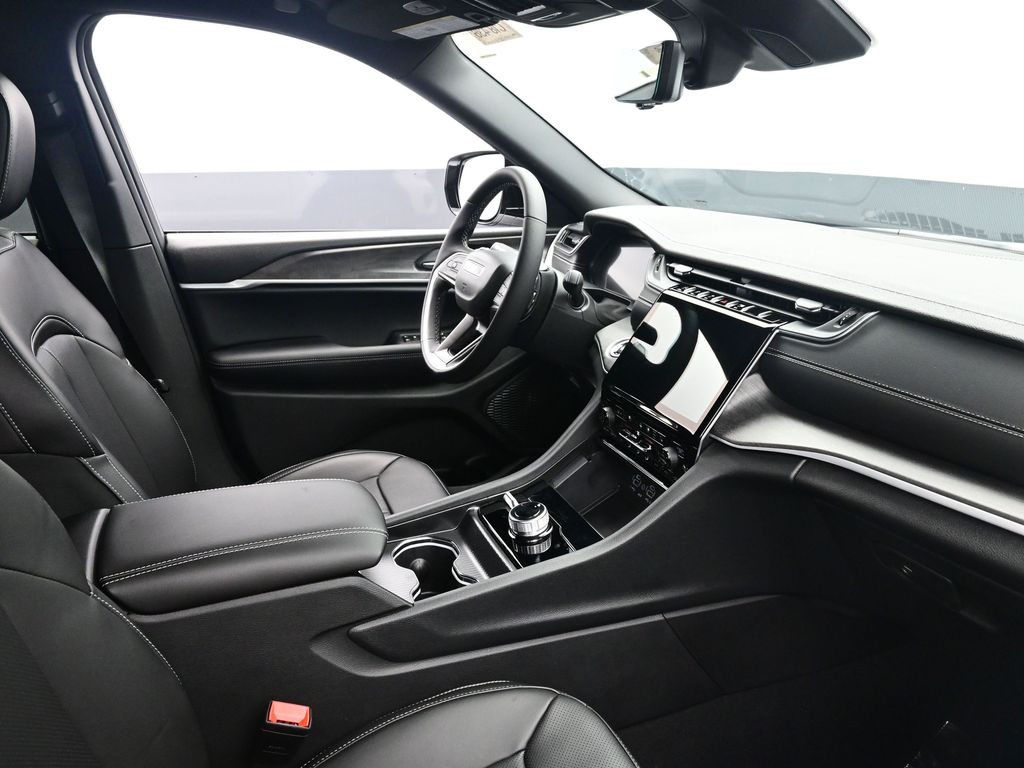2025 Jeep Grand Cherokee Limited photo 4