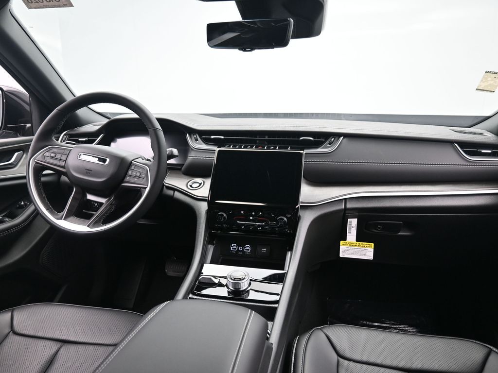 2025 Jeep Grand Cherokee Limited photo 2