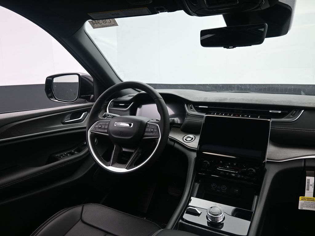 2025 Jeep Grand Cherokee Limited photo 3