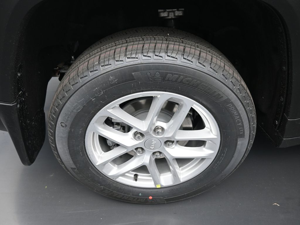 2025 Jeep Grand Cherokee Laredo X photo 2