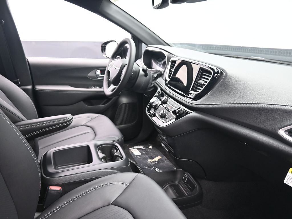 2026 Chrysler Pacifica photo 4