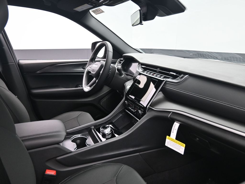 2025 Jeep Grand Cherokee Laredo photo 3