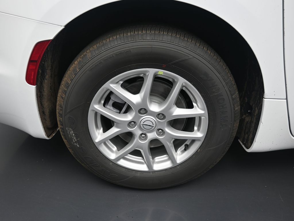 2026 Chrysler Pacifica photo 2