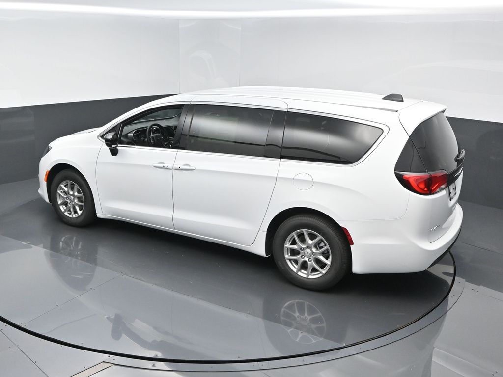 2026 Chrysler Voyager LX - Photo 10