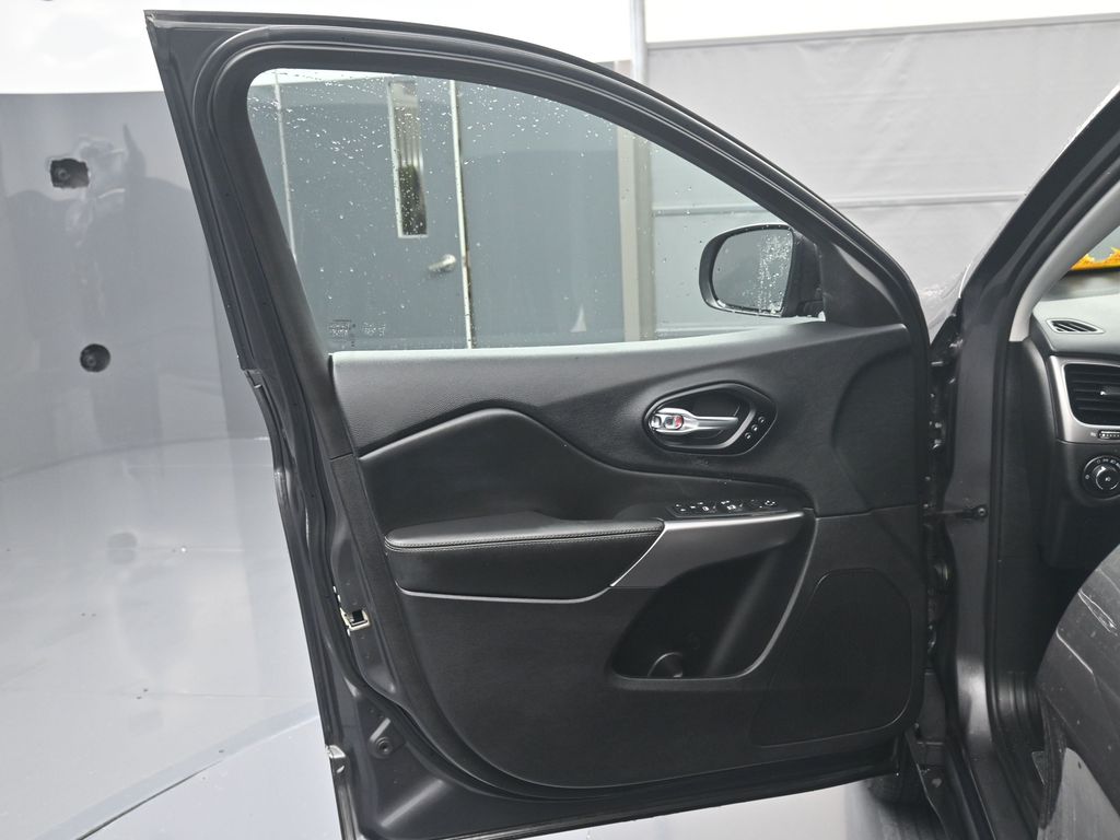 2021 Jeep Cherokee Limited photo 2