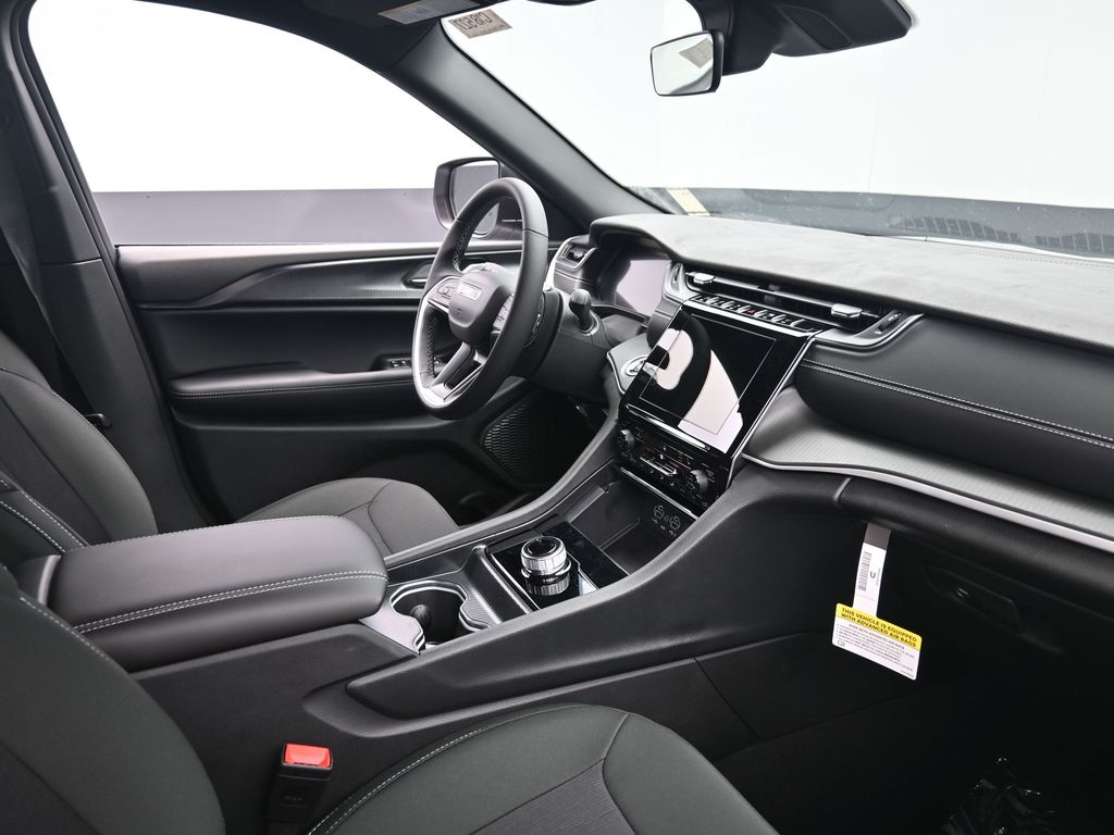 2025 Jeep Grand Cherokee Laredo X photo 3