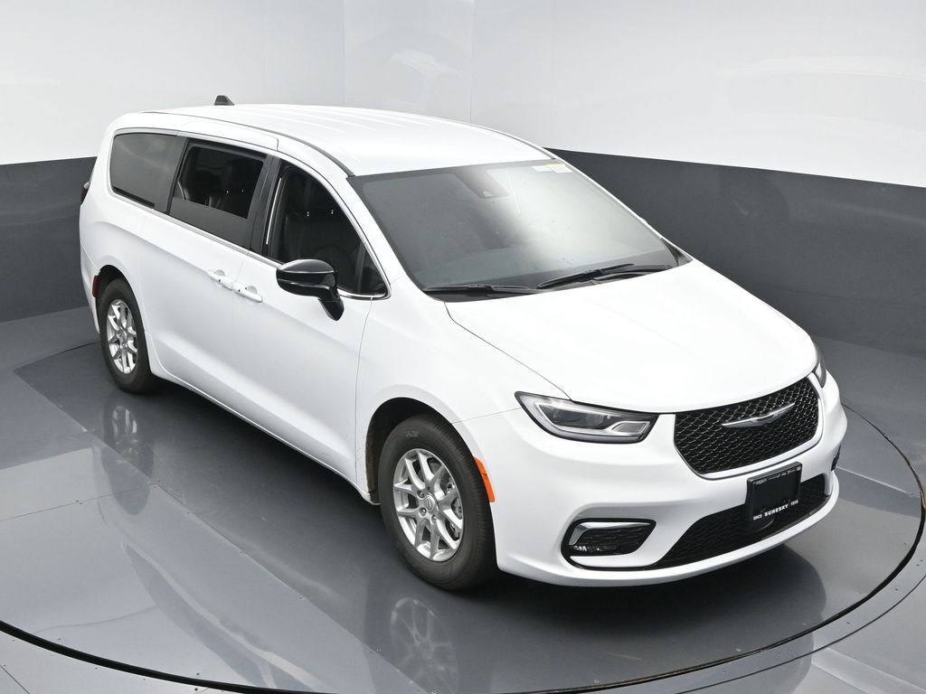 2026 Chrysler Pacifica Select's photo
