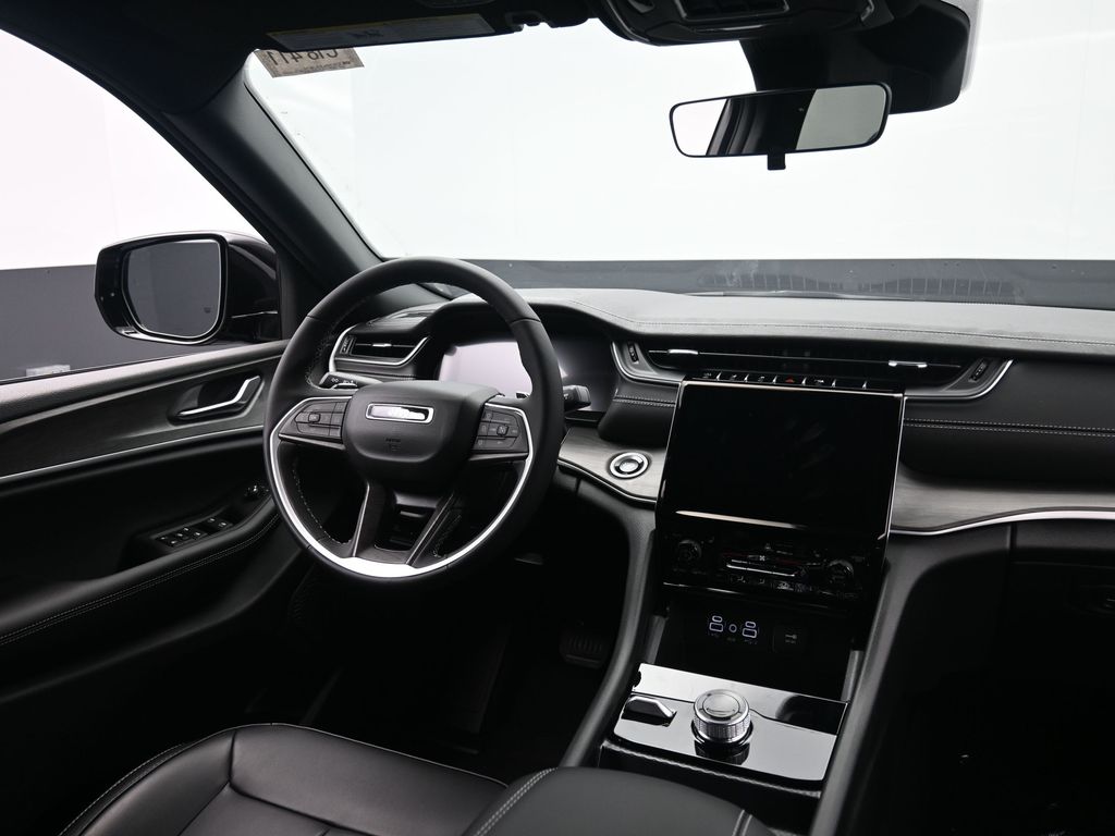 2025 Jeep Grand Cherokee Limited photo 2