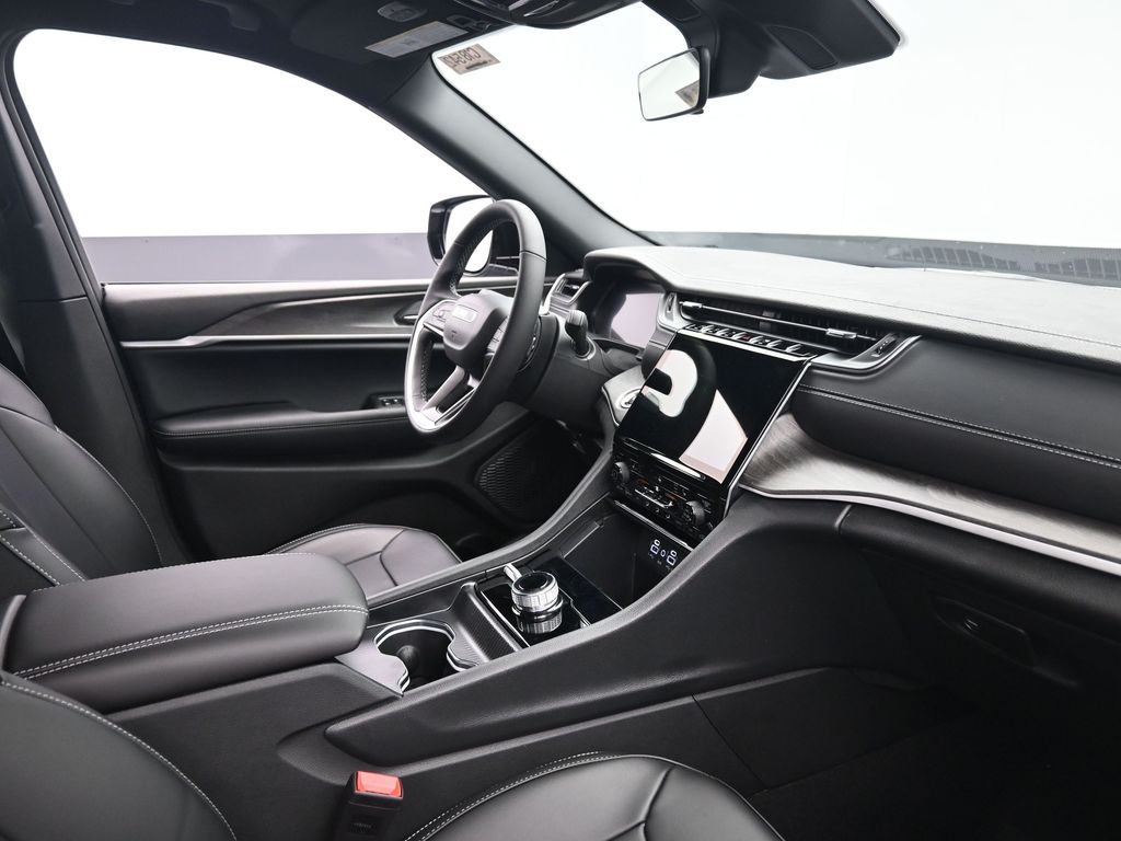 2025 Jeep Grand Cherokee Limited photo 3