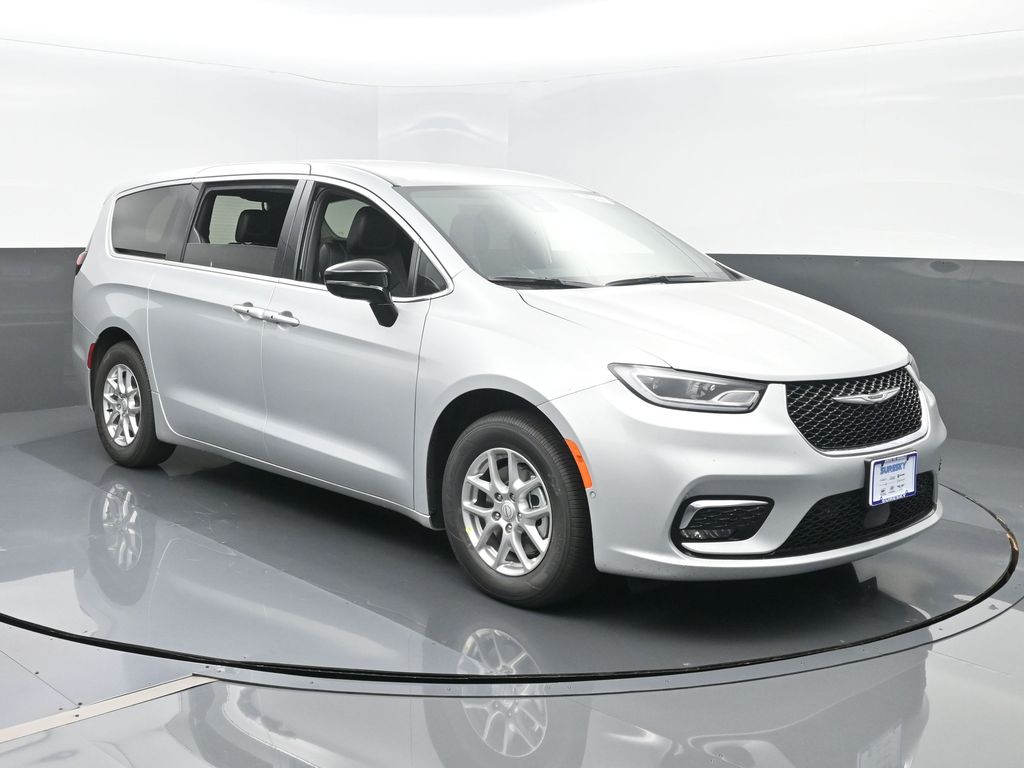 2026 Chrysler Pacifica Select's photo