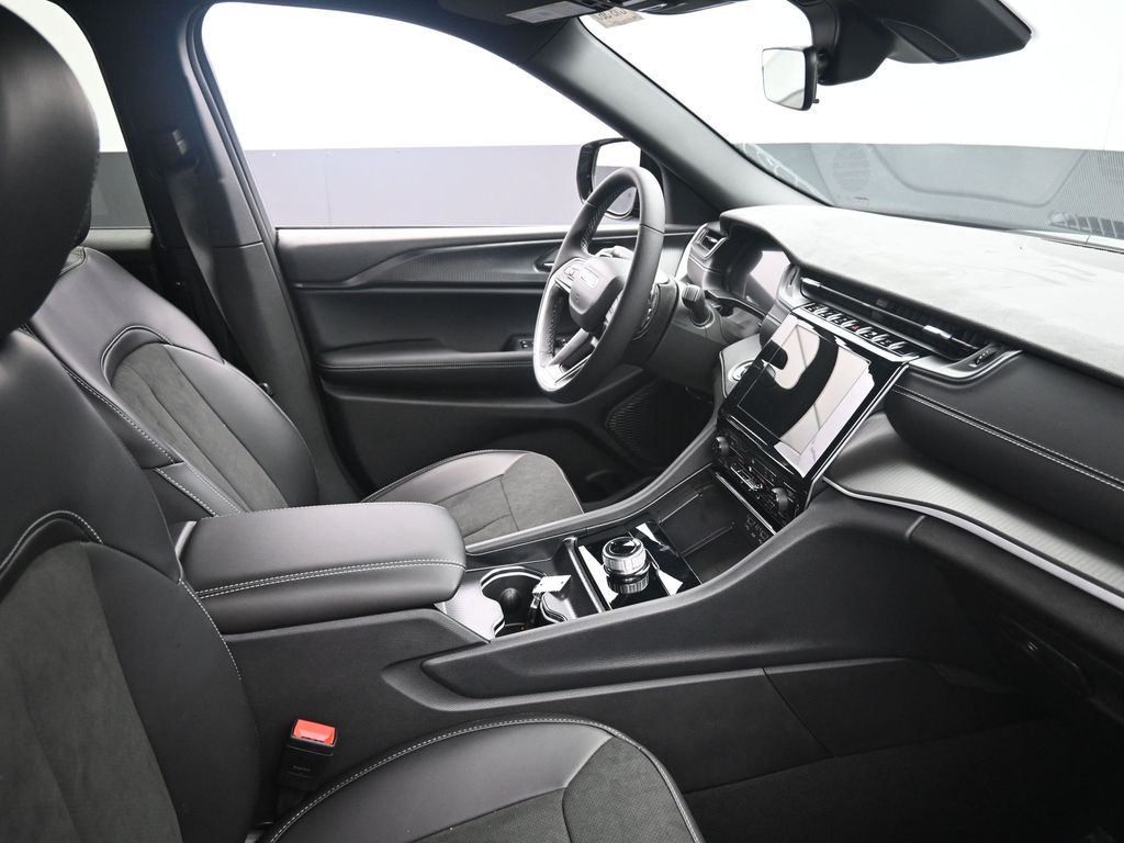 2025 Jeep Grand Cherokee Altitude X photo 4