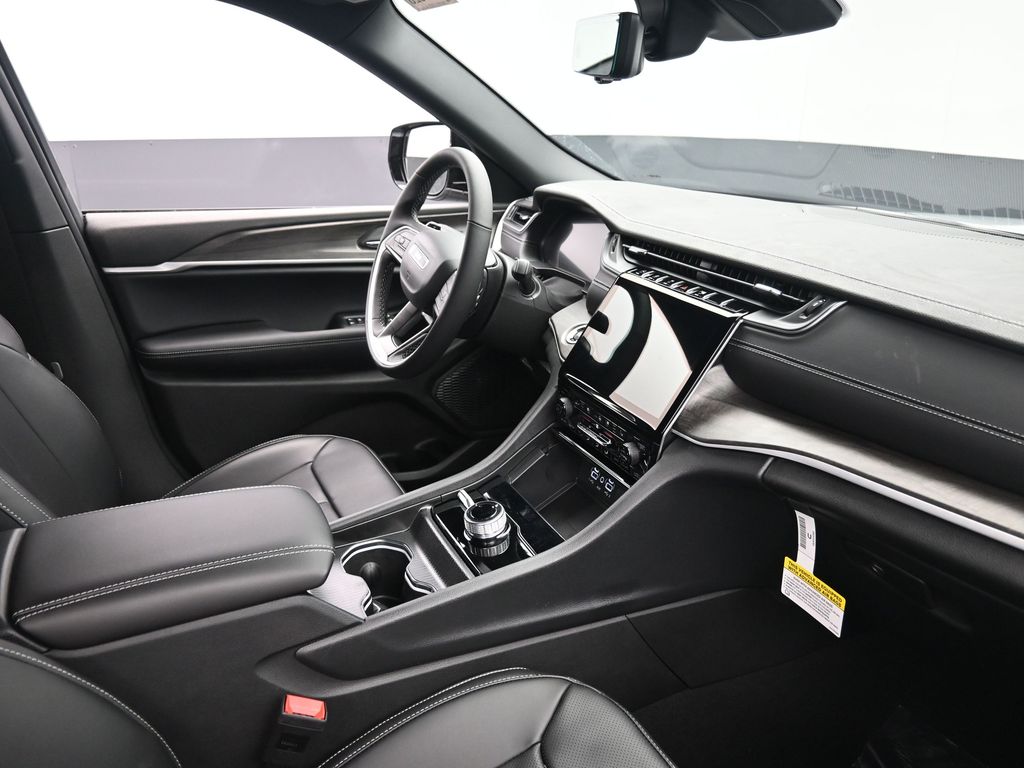 2025 Jeep Grand Cherokee Limited photo 3