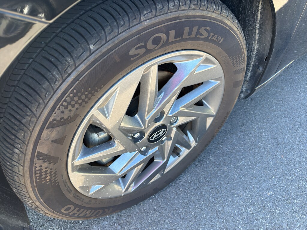 2024 Hyundai Elantra SEL photo 3