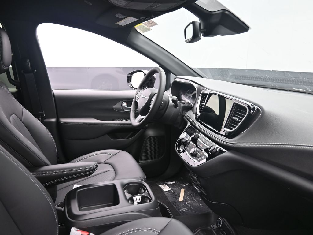 2026 Chrysler Pacifica photo 4