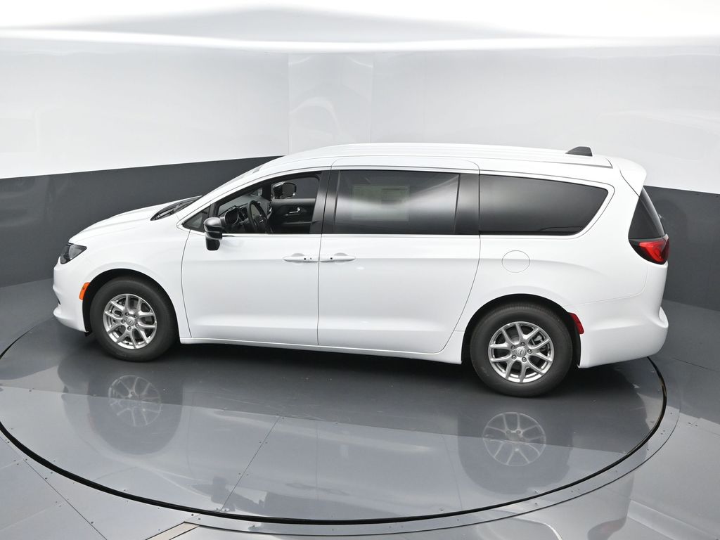 2026 Chrysler Voyager LX - Photo 11