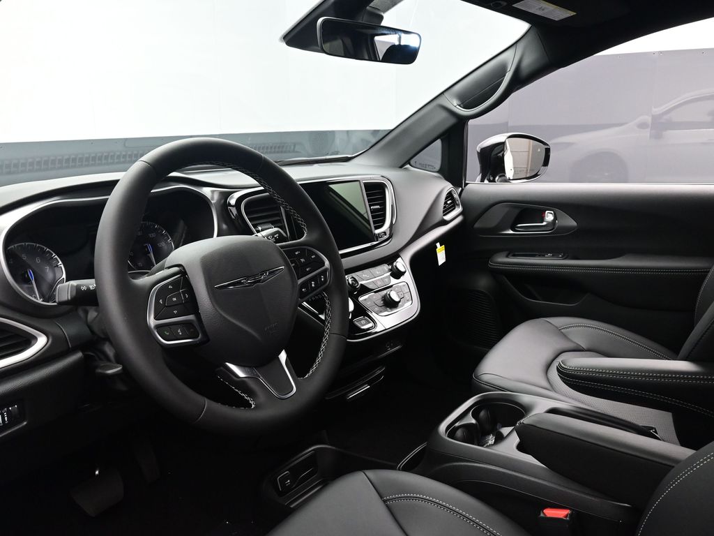 2026 Chrysler Voyager LX - Photo 6