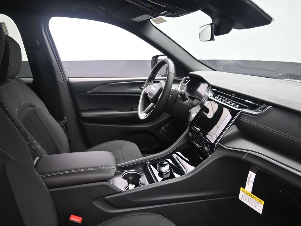 2025 Jeep Grand Cherokee Laredo X photo 3