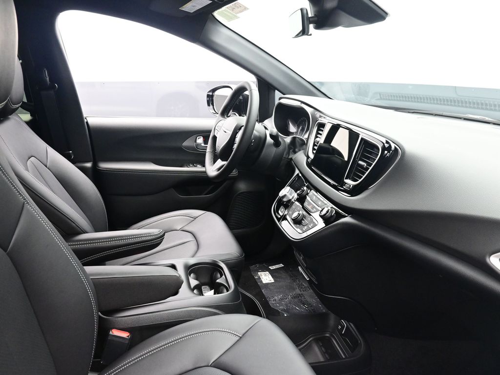 2026 Chrysler Voyager LX photo 3