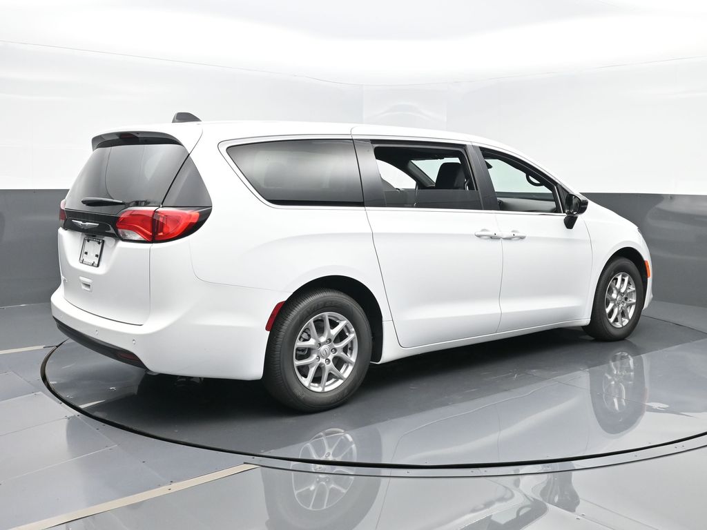 2026 Chrysler Voyager LX - Photo 16