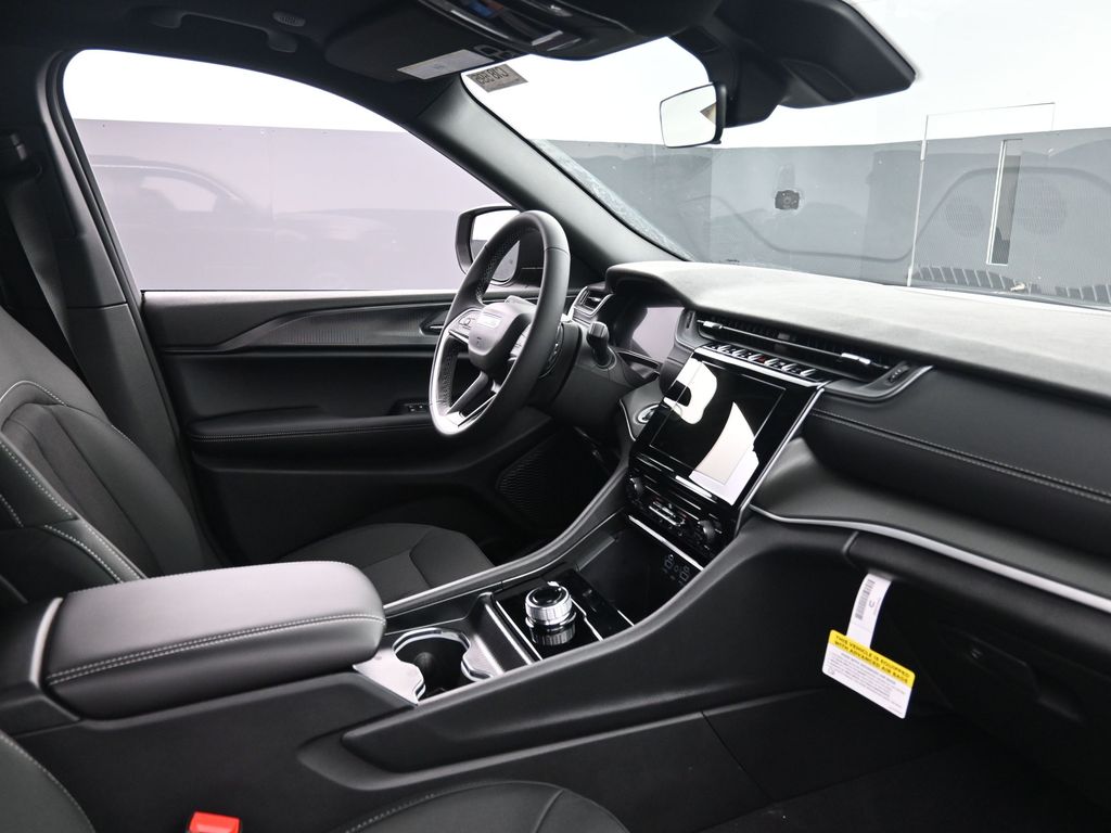 2025 Jeep Grand Cherokee Laredo photo 3