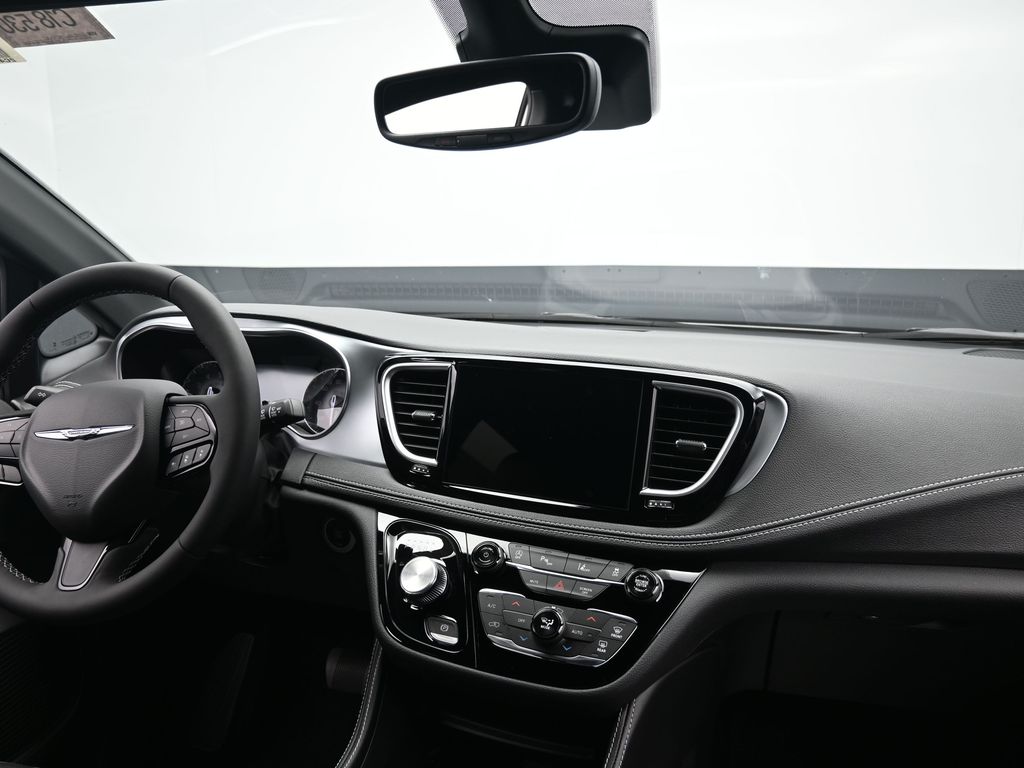 2026 Chrysler Pacifica Limited photo 3