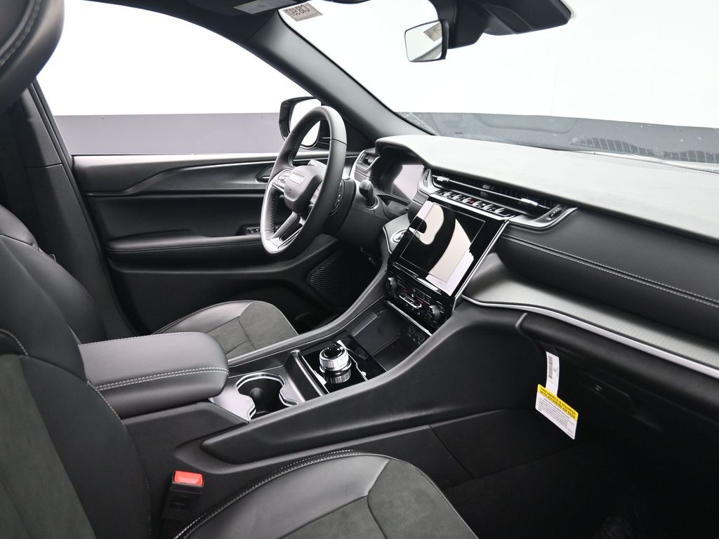 2025 Jeep Grand Cherokee Altitude photo 3