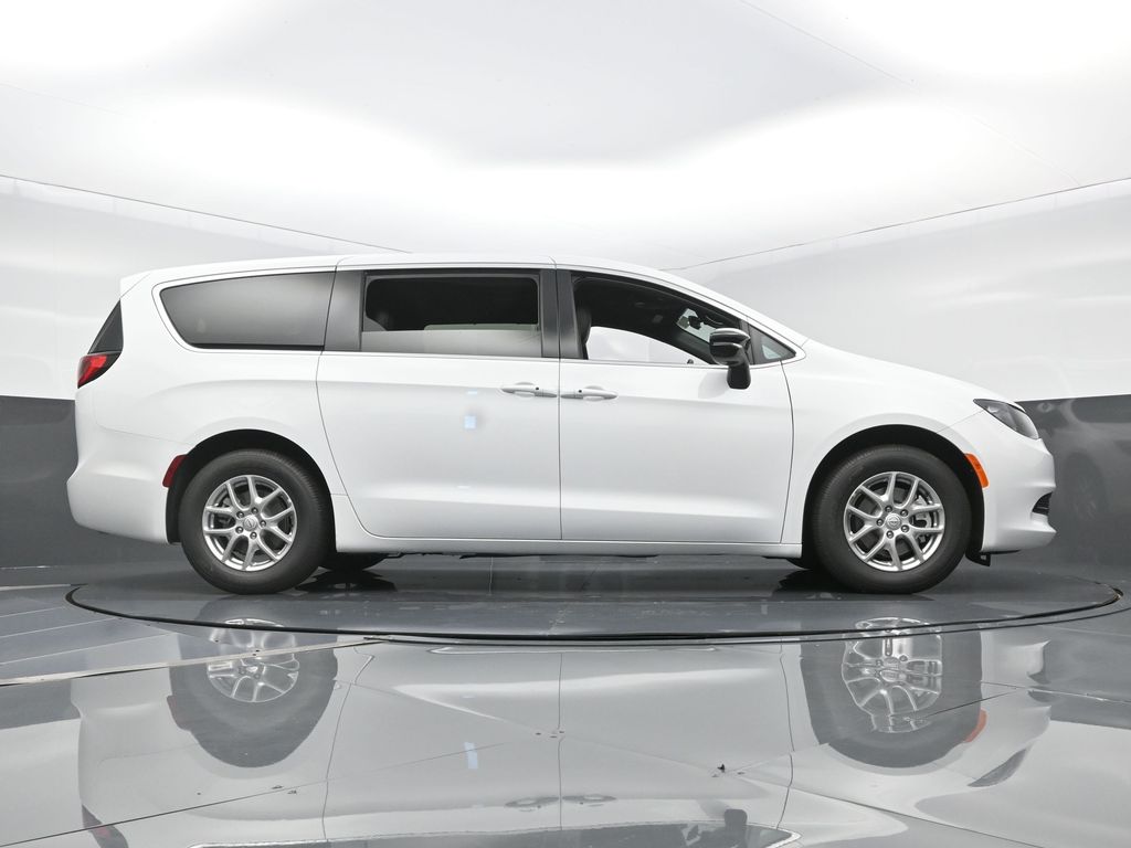 2026 Chrysler Voyager LX - Photo 25