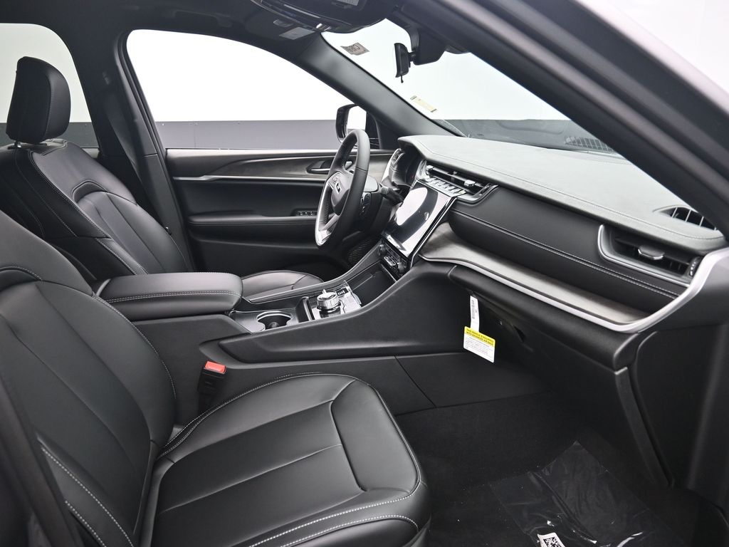 2025 Jeep Grand Cherokee Limited photo 3